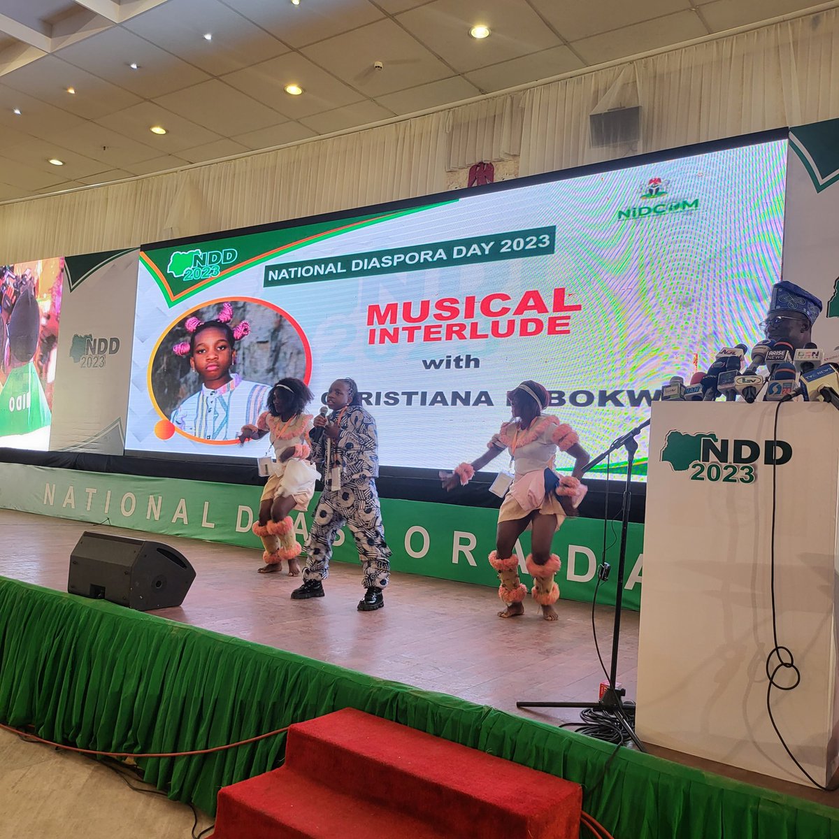 nidcom_gov's tweet photo. The Musical interlude performed by the world celebrated Christiana Igbokwe and the 10-year-old girl wowed the audience. 

To join virtually
👉 https://t.co/Rh5gV59rsL

 👉https://t.co/KUDVM9FZXQ…

#NDD2023
#DiasporaMeritAward https://t.co/P1b15ARdxs