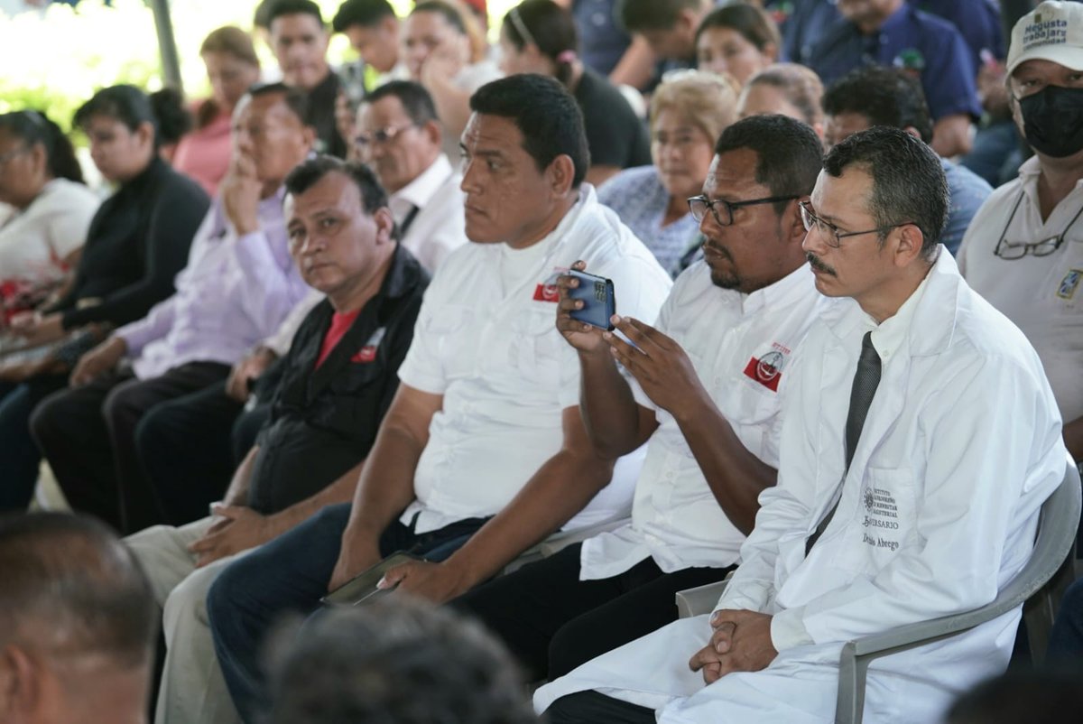 Nos unimos con los diferentes sindicatos que se hacen presentes a la sede central del <a href="/TrabajoSV/">Ministerio de Trabajo</a> para ser parte de la mesa de diálogo y; donde se analizarán reformas al Código de Trabajo 🇸🇻

Unidos defendiendo nuestros derechos laborales 

<a href="/RolandoCastroSv/">Rolando Castro</a> @ConfederacionI1