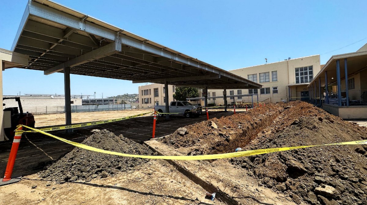 Asphalt repairs underway at @WhittierLBUSD. 

#BuildingOnSuccess #ProudtobeLBUSD