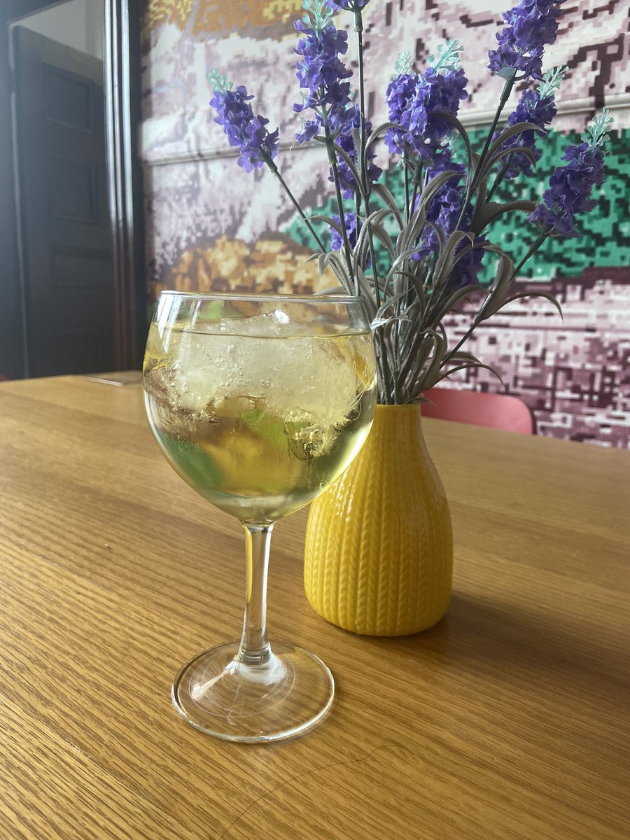 🧇 waffles drizzled in yummy sauce, ice cream and fruit 

🥪 pulled pork bap, chips and crunchy coleslaw 

🍹 elderflower fizz mocktail 

Just a few of the yummy things added to our specials board recently… have you been in to try them out? 🤤