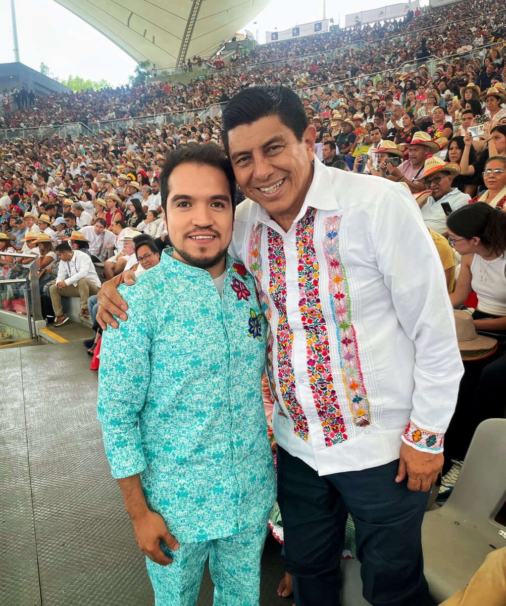 PetateRodrigo's tweet photo. Agradezco al Sr Gobernador @salomonj por el apoyo al talento local y hacerme parte de nuestra máxima fiesta, interpretando el himno de los Oaxaqueños, “Dios nunca muere”. Ha sido un verdadero honor poder participar en esta Guelaguetza 2023 😃⭐️
#oaxaca #tradición #guelaguetza https://t.co/NyizEJ8ZfW