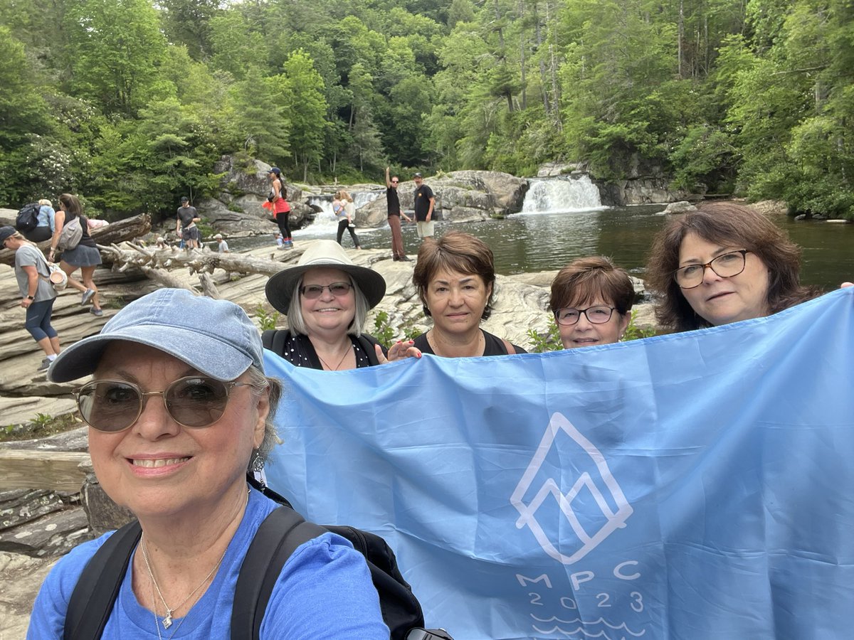 ladybay8's tweet photo. @MyPeakChallenge @SamHeughan My #MPCFlag is always with me! During a wonderful #PeakerGathering in the Blue Ridge Mtn. of NC to the ocean at Isle of Palms, SC.
@tupperdscw @SusieMahaffey9 #AliceMorganroth #SallyMartinSmith
@MyPeakChallenge @SamHeughan https://t.co/mecr2wq1mH