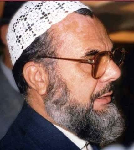 TARİKAT-CEMAAT GERÇEĞİNİ YAZDI VE SUİKASTLE ÖLDÜRÜLDÜ...
ŞEHİT Prof. Dr. ESAD COŞAN'ın yazdığı son makale.

“İslam'da cemaatle beraber olunması tavsiye edilir. Cemaatle beraber olmak "hakla", "hakikatle" beraber olmaktır! Tek başına olsa bile, hakikatle beraber olan cemaattir.