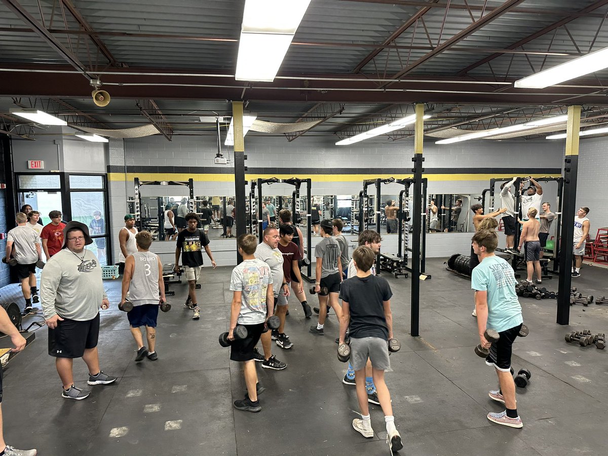 ESHSTigerFB's tweet photo. Phase 1 of the ESHS weight room renovations took place this morning. Would not have been possible to complete without the help of the fine young men shown. It was a total team effort and perfectly executed! We are looking forward to the finished product! https://t.co/Ffst74iUdp