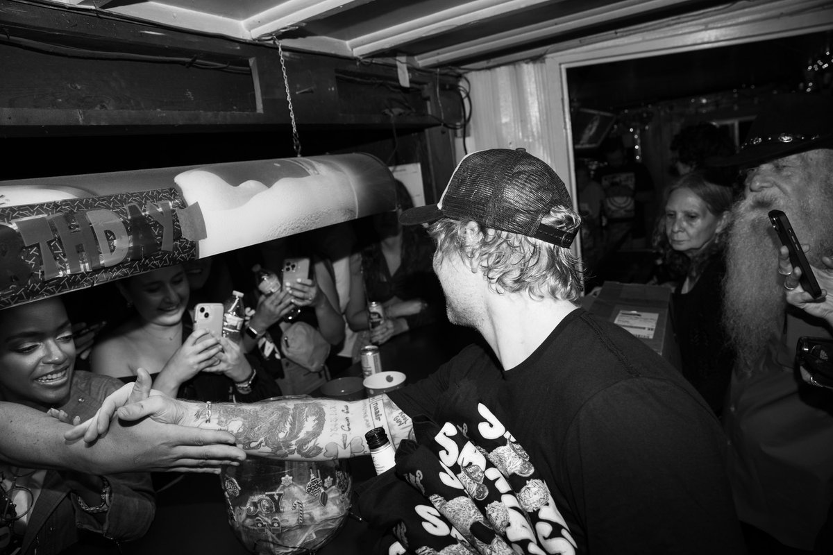 edsheeran's tweet photo. Fun weekend in Nashville 🙌🍻

📸 @MarkSurridge https://t.co/czKLhNOsuv