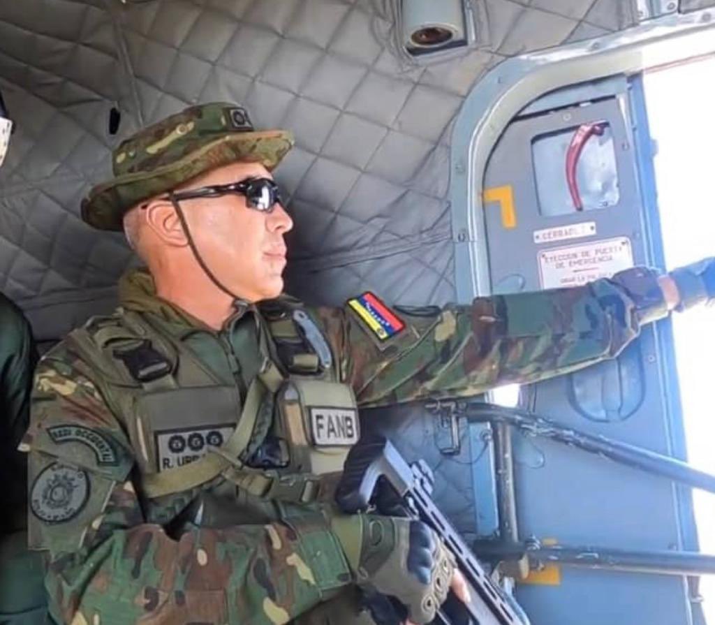 El Motor Industria Militar, clave en la Agenda Económica Bolivariana, tendrá al frente al M/G Renier Urbáez Fermín. Preclaro oficial de nuestro Ejército Bolivariano, quien estará al frente del Viceministerio de Planificación y Desarrollo para la Defensa ¡Vamos pues, al trabajo!!