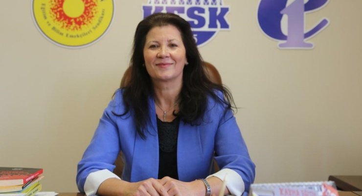 KHK ile haksız ve hukuksuz biçimde ihraç edilen <a href="/egitimsen/">Eğitim Sen</a> Genel Başkanı Prof. Dr. <a href="/nejlakurul/">Nejla Kurul</a> , yargı kararıyla görevine dönmüştü.
Ankara Üniversitesi’nin itirazı sonrasında verilen yürütmenin durdurulması kararı nedeniyle, bir kez daha üniversitesi ile bağı hukuksuzca kesildi.