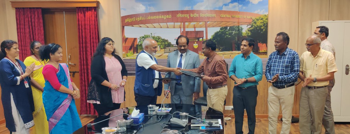 cutnofficial's tweet photo. The @cutnofficial signs MOU with @TIGS_India to Combat Scrub Typhus.
Scrub typhus, caused by mites' bites, poses a serious health threat with no definitive cure. Collaboration aims to identify bacterial strains responsible for the disease to develop targeted treatment strategy. https://t.co/Eh7QeycqfY