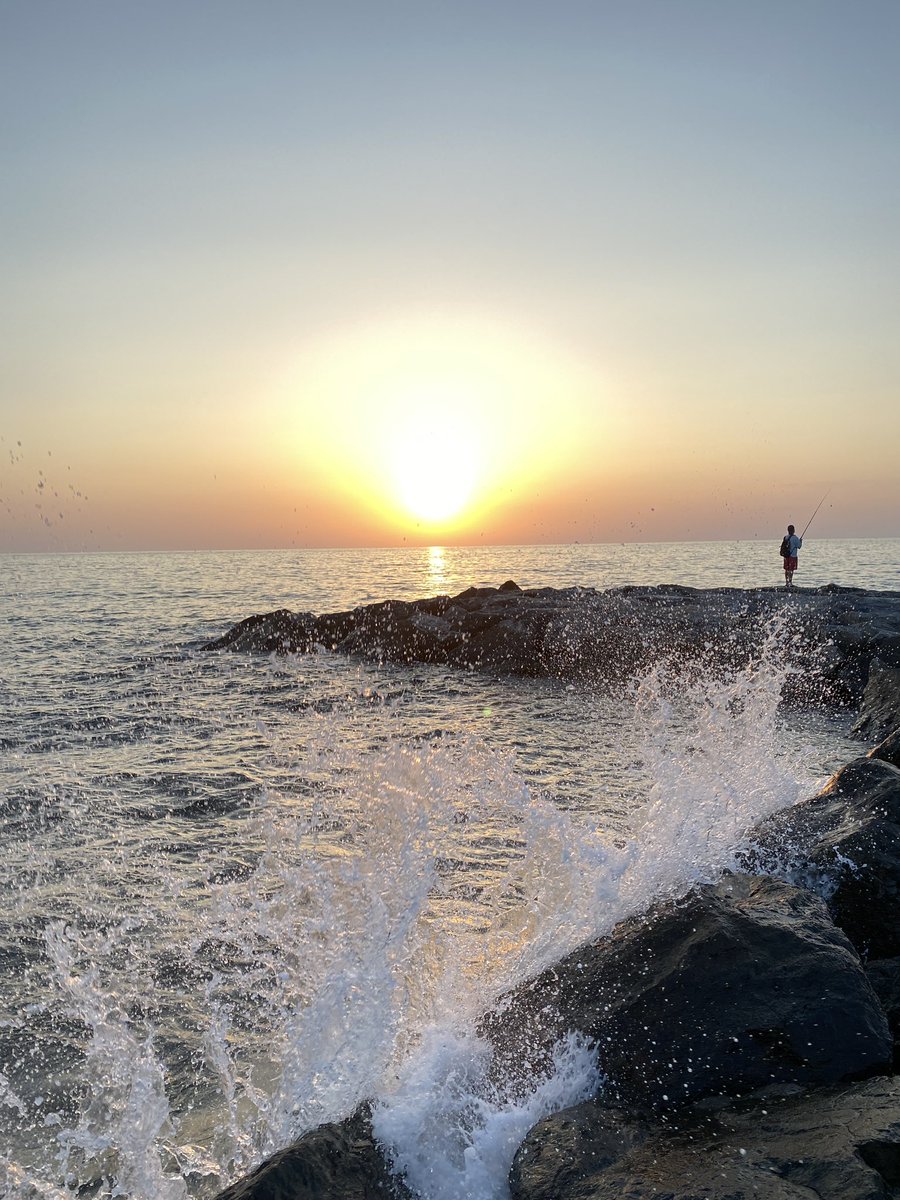 Karanlık bir geceye hırçın bir yağmur eşlik ediyordu…
O bir gece insanoğlu bir hiçti…
İnsan kendine acımayı unutmuştu…
Ve İnsanoğlu kendine acıdı…
Bu gün, bir  yanın enkaz rüzgarı
Bir yanın ufkun umut ışığı
Sen ey güzel şehir
Bu gün de güzel baktın kalanlara.
#Hatay