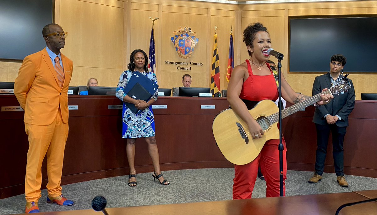 Councilmember @CM_Sayles presented a proclamation for #WorldListeningDay, which included a musical performance by @EmmaGmusic 🎶.