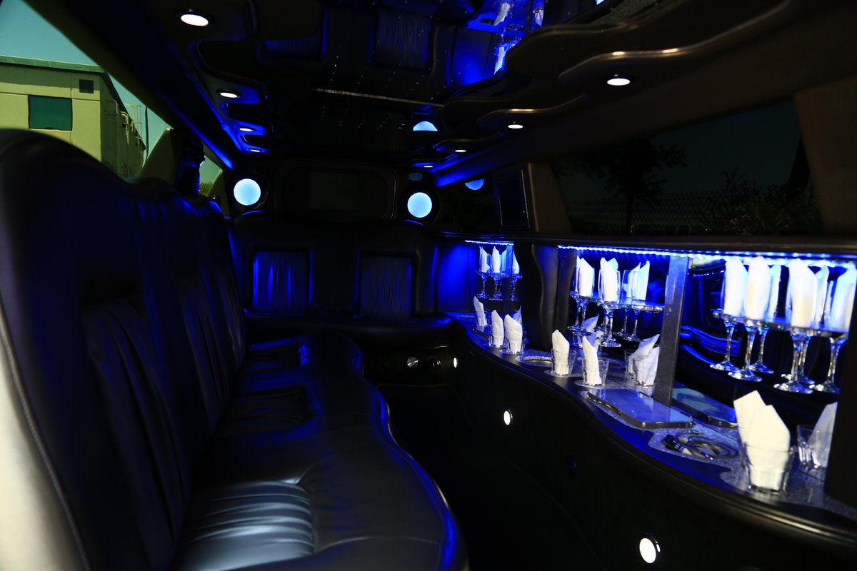 SFEliteLimo's tweet image. Seamless employee commuting starts here! Experience the ease and reliability of our shuttle service. Safe, efficient, and comfortable transportation for your workforce. Schedule your rides now - elitelimousineinc.com

#EmployeeShuttleService #EfficientCommute