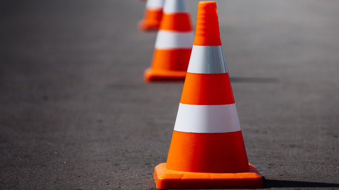 Photo d'un cône de signalisation sur une route.