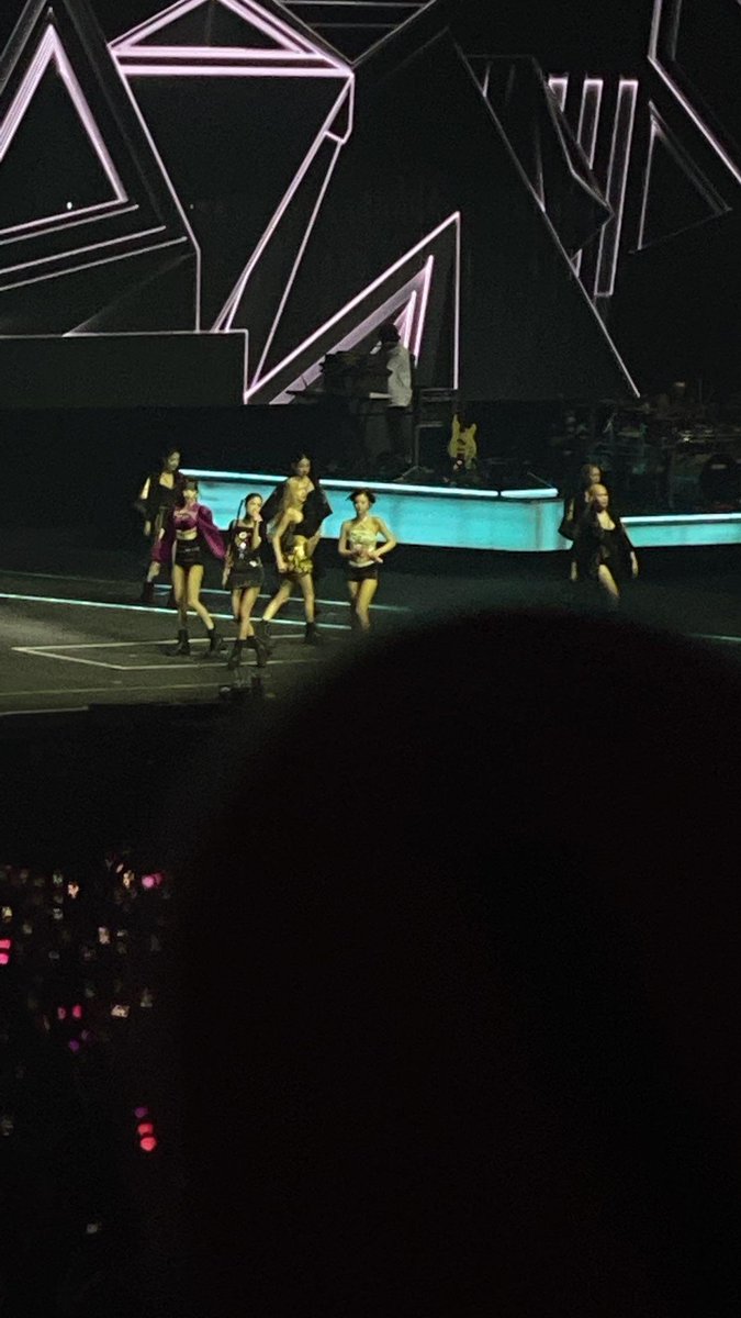 HUHU PLS! madami pang available sa LBA 111 dito me naka upo nung bornpink and super ganda ng seat ksi malapit lng tas nakatutok sayo ung screen.  For reference ganto sya kalapit!!