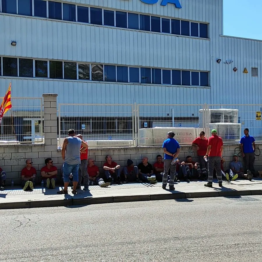 Compañeros/as de la sección sindical de UGT FICA HIPLUS tienen convocadas 2 horas de parón por turno desde hoy martes hasta el viernes.
Hoy, el primer día, el seguimiento ha sido del 100% de la plantilla.
Ánimo compas,
Nuestro tiempo es vida y no queremos que se juegue con ella!!