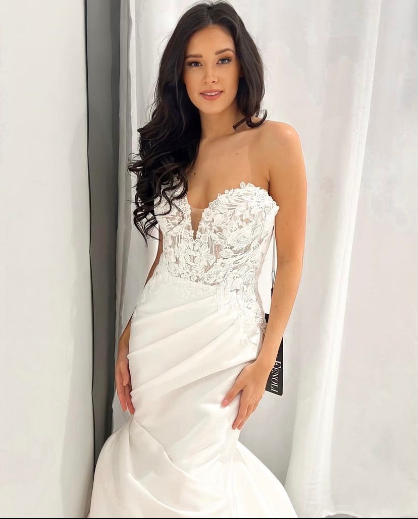affinity_modern's tweet photo. Our Donatella gown is the perfect mix of class and glamour✨With strategically placed draping that hugs and accentuates your body curves in the most beautiful ways💕

Designer: #randyfenolibride

#randyfenolibridal #modernaffinitybridal #sayyestothedress #houstonbrides #theknot https://t.co/HTpYs0js7J