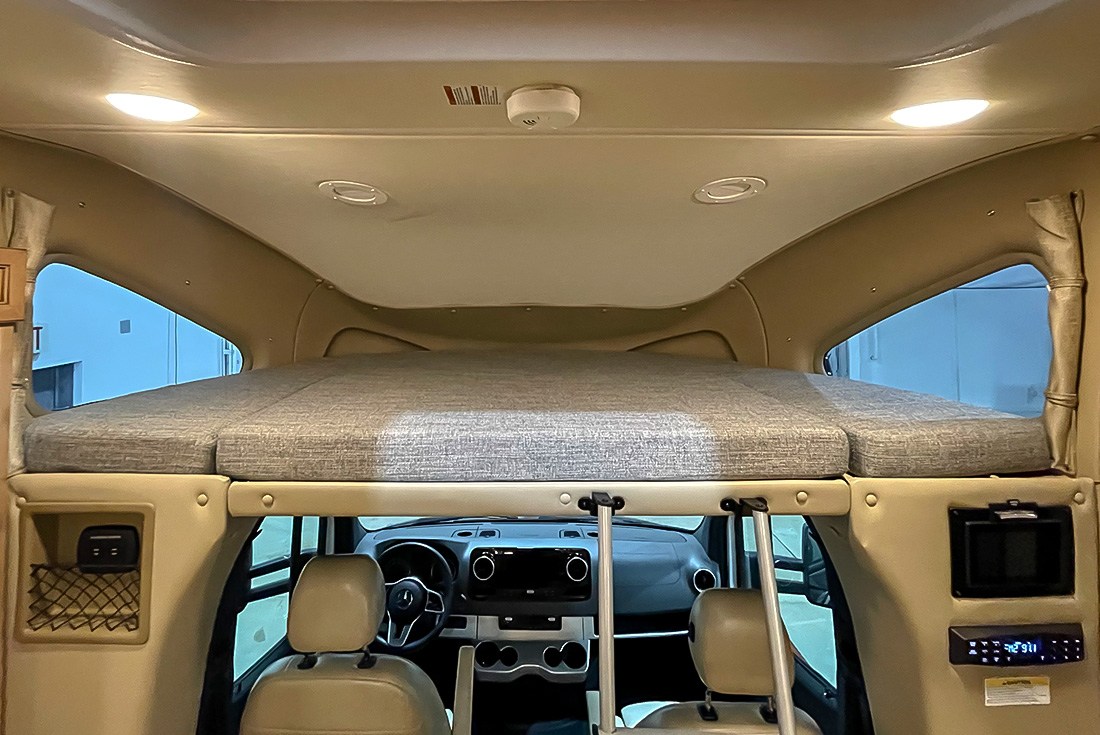 SylvanLakeRV's tweet image. The 2019 Thor Syngery 24MB (Stock #5342). Prepare to be impressed by this coach that features a driver’s side slide! You will love the convenience of the Murphy bed’s ability to transform from a bed into a sofa for added seating throughout the day.

sylvanlakerv.com/listings/2019-…