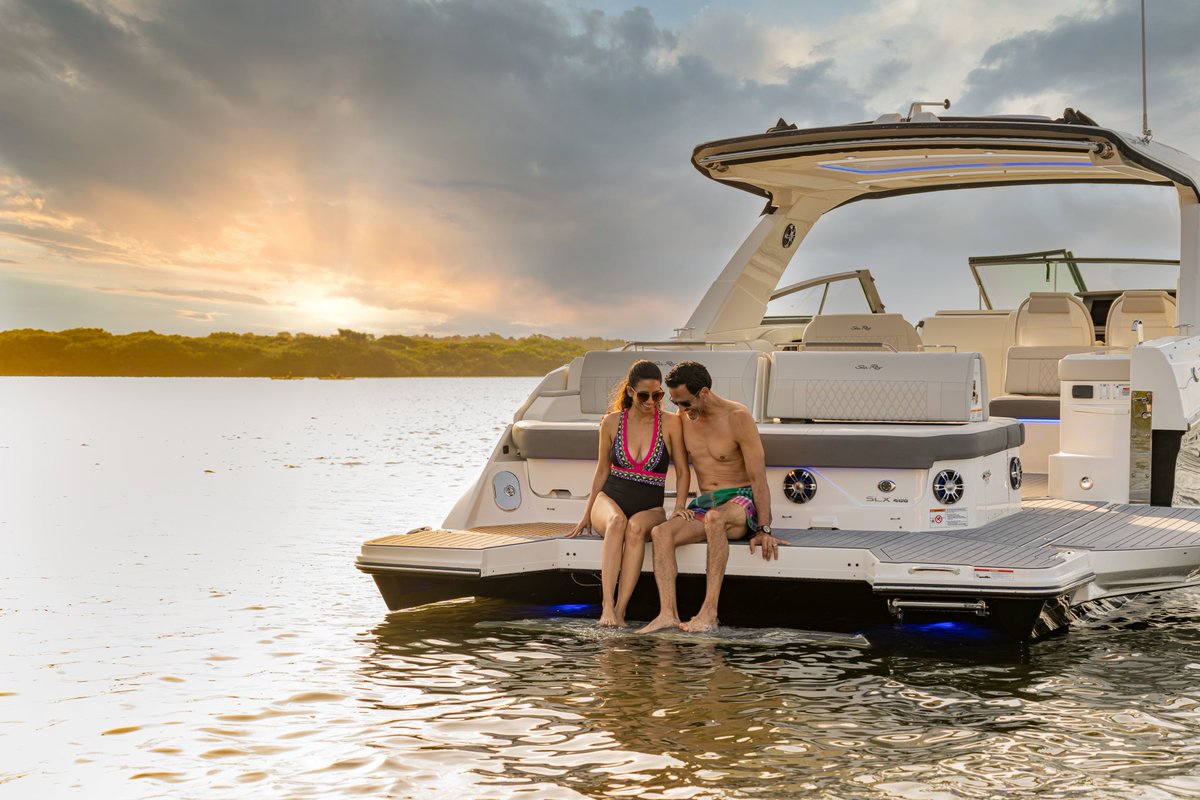 The SLX 400 is built with an innovative fold-down swim terrace that make dipping your toes in and out of the water a breeze.