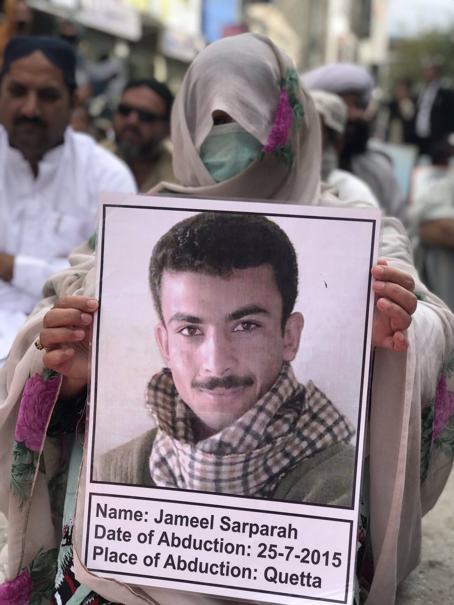 SammiBaluch's tweet photo. اپنے گمشدہ پیاروں کی تصویریں لئے یہ وہ خواتین ہیں جو کبھی عام روز مرہ کی زندگی اپنے گھر کے تمام افراد کے ساتھ خوشحالی میں گزارتی تھیں لیکن آج انکی زندگیوں کو سڑکوں اور پریس کلبوں کے حوالے کردیا گیا ہے۔
پاکستان کی لاقانونی نظام نے کئی زندگیوں کو مسمارکر دیاہے

اسکا حساب دینا ہوگا https://t.co/qt10r388cq