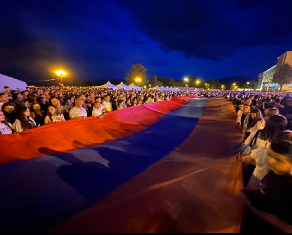 jchribuisson's tweet photo. Ce soir, à #Stepanakert, grand rassemblement des #Armeniens d'#Artsakh qui appellent le monde à leur secours et rappellent leur détermination à résister à la barbarie azérie. Au même moment, manif à #Erevan au cri de "Unification". Le peuple #armenien veut vivre libre et uni ! https://t.co/2lh9t4xJMO