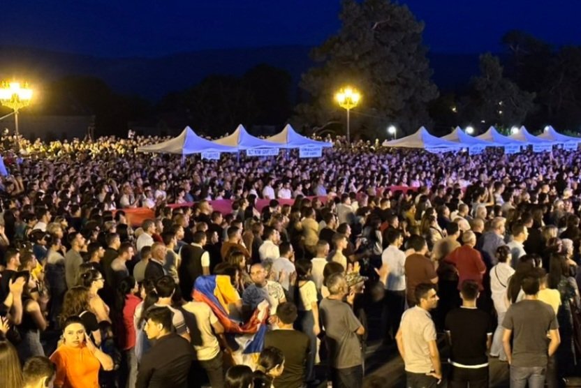 jchribuisson's tweet photo. Ce soir, à #Stepanakert, grand rassemblement des #Armeniens d'#Artsakh qui appellent le monde à leur secours et rappellent leur détermination à résister à la barbarie azérie. Au même moment, manif à #Erevan au cri de "Unification". Le peuple #armenien veut vivre libre et uni ! https://t.co/2lh9t4xJMO
