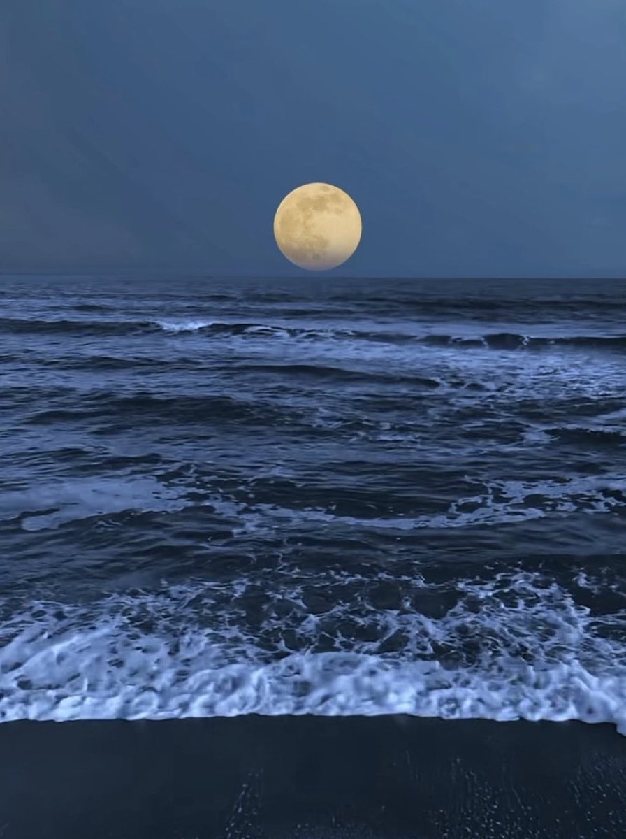 M1ONLOVER's tweet photo. Moon and Sea. https://t.co/5HYV6GNPTP