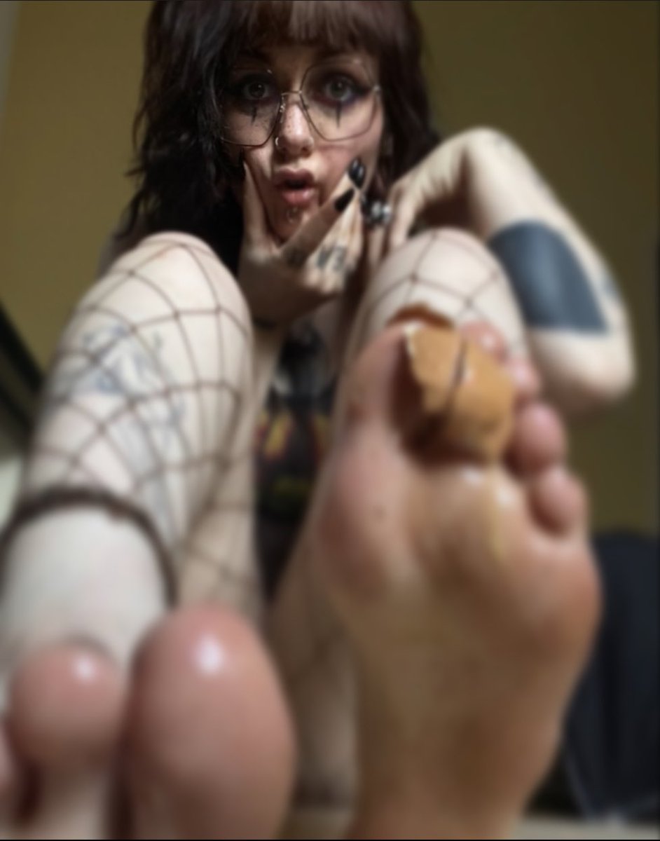 FantasyFee14430's tweet photo. Tu veux les versions non floutter mon trésor ? Rendez vous sur mon OF, abonnement gratuit produit à l’unité mon p’tit Coeur ♥️ 
https://t.co/CRMjxTe1Sb #feetgirl #feet_lover #feetfethish #feet_pic https://t.co/S42m6s3zyA