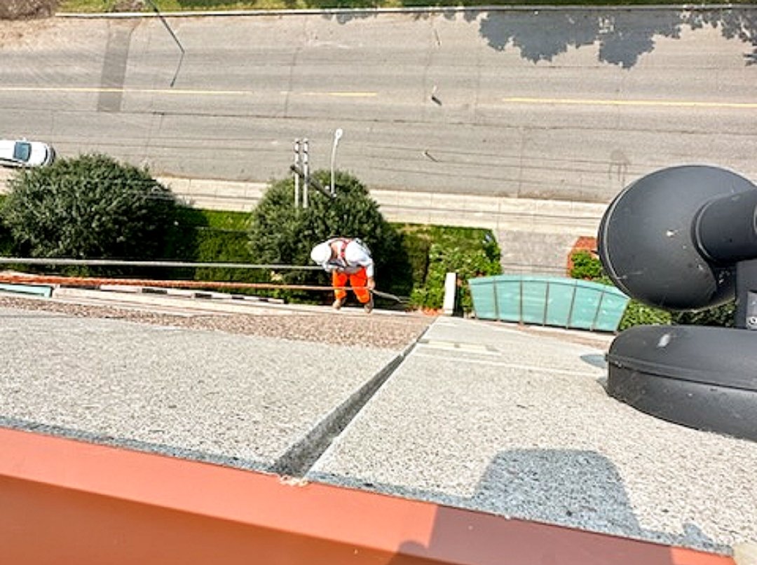 actsafetycan's tweet photo. Hopefully, you're not afraid of heights! 

Being on a Bosun chair isn't for the faint of heart. 

#training #heights #safe https://t.co/Xidrhrkp6P