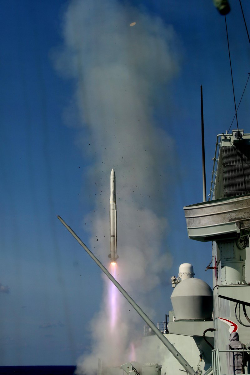 MRC_FMARA's tweet photo. Le #NCSMCharlottetown a lancé un missile Evolved Sea Sparrow (ESSM) au champ de tir naval, au large de Norfolk, en Virginie, le 22 juillet, afin de tester ses capacités et de poursuivre ses préparatifs menant à la disponibilité opérationnelle. #ToujouslàToujoursPrêts https://t.co/nFj5wXTDKj