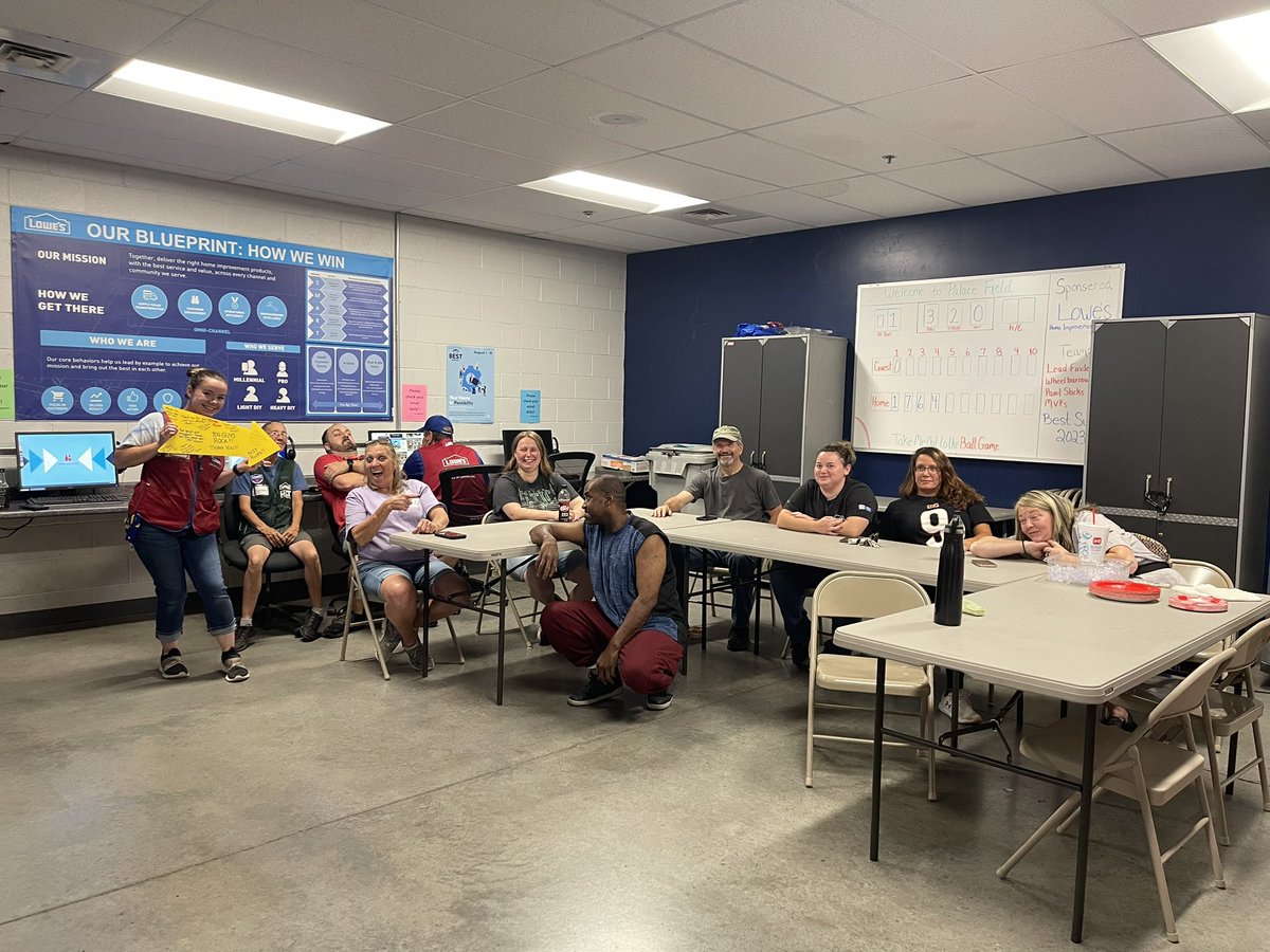 JeepAdvent4Me's tweet photo. Day 2 MST appreciation! Let’s be “Frank”…they’re GREAT” Hotdog luncheon! ASM Carrie recognizing the team!
@RosaDMSM810 @MYoungsonLowes @som2to @BenitoKomadina https://t.co/DzIsCbqHJH