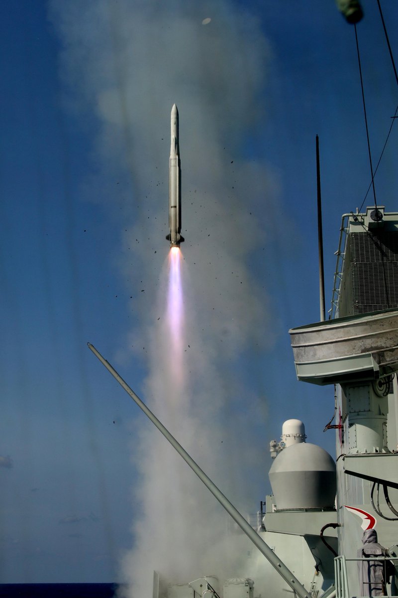 #HMCSCharlottetown effectively fired an Evolved Sea Sparrow Missiles (ESSM), at the naval range off the coast of Norfolk, Virginia, on July 22, to test its capability and continue its road to readiness. #ReadyAyeReady 🇨🇦⚓️