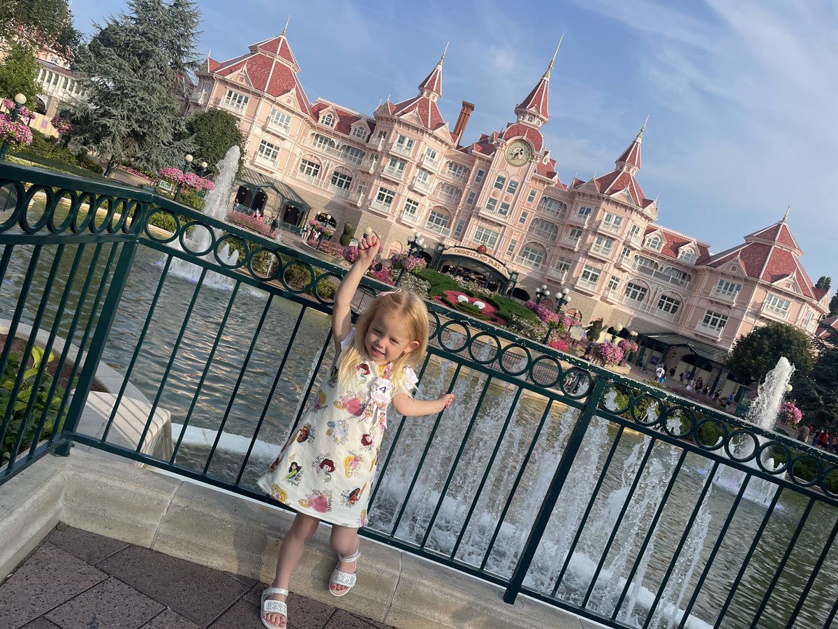MccaigMiss's tweet photo. Happy 4th birthday my darling, celebrating in style with the princesses of Disneyland 🏰🇫🇷✈️💜 #mumofafouryearold #disneylandparis #summerholiday #firstofthesummer https://t.co/SGUKnESl87