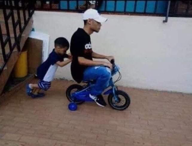 - Tio é minha vez 

- Cala a boca e me empurra