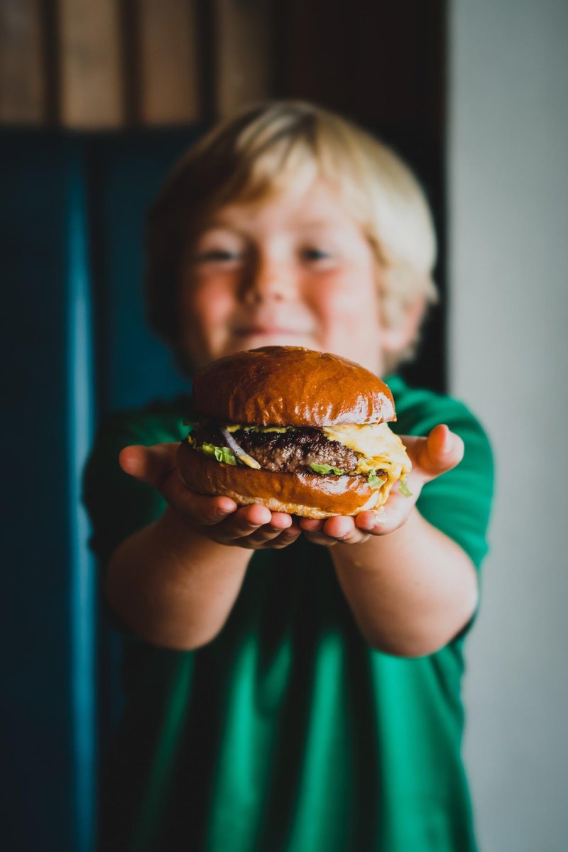 KIDS EAT FREE THIS SUMMER! 🤩🤩 Free main when dining with an adult in Hub Box Dorchester @Brewery_Square & Hub Box Cheltenham @TheBreweryChelt - Sun - Thurs, 'til 5pm. Book a table or just swing by: hubbox.co.uk/booking/ *T&Cs apply. One adult per child, aged up to 10.