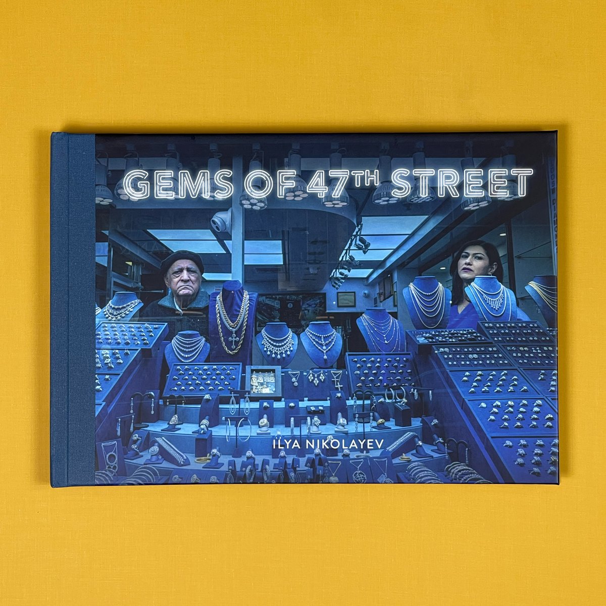 editiononebooks's tweet photo. From the ED1 bookshelf - “Gems of 47th Street” by Ilya Nikolayev designed by Maria Mayer Feng

A vibrant collection of street photography from 47th Street in NYC (the Diamond District). 

Hardcover with printed wrap panels and quarter bound Blue Canvas linen spine

September 2021 https://t.co/3xmQ5OpPNd