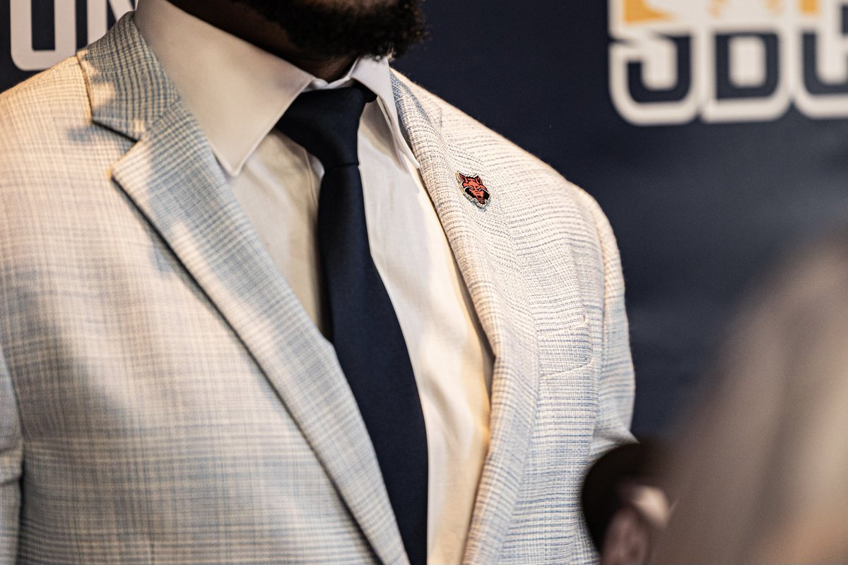 Press Conference: ✅

Just one more stop…𝑪𝑨𝑬𝑺𝑨𝑹𝑺 𝑺𝑼𝑷𝑬𝑹𝑫𝑶𝑴𝑬🏟️

#WolvesUp x #ADifferentBreed