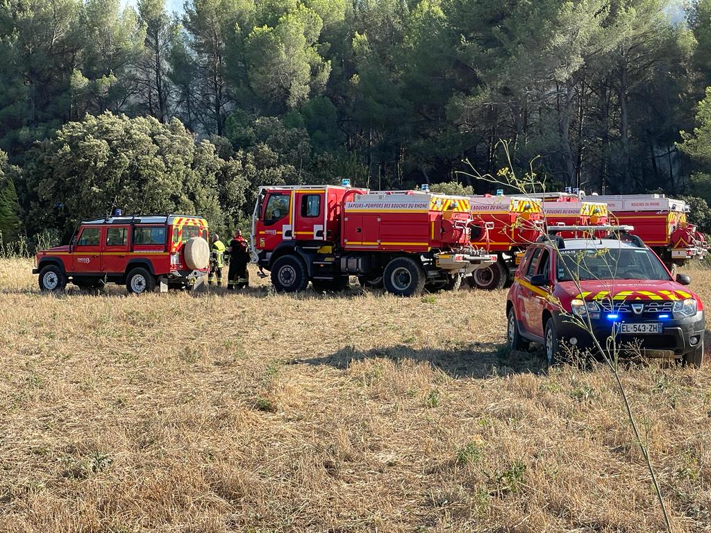 Pompiers_13's tweet photo. [#Opérations]

Les feux de la @VilleArles et de la @Villedevelaux sont fixés.

➡️ 17 ha sur #Arles 
➡️ 3 ha sur #Velaux 

Les #Pompiers13 restent mobilisés sur le terrain. https://t.co/J6UcYXb9AX