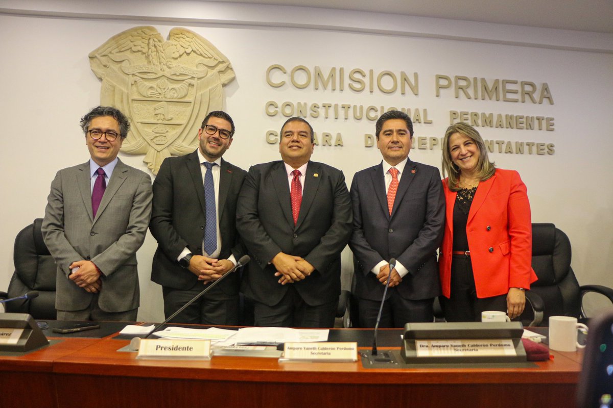 OscarSanchez10_'s tweet photo. Gracias a Dios, al @PartidoLiberal y a todas las bancadas de la Comisión Primera por su voto de confianza. Asumimos la presidencia y el reto de llevar los debates con altura, pero sobre todo con consensos, en compañía del vicepresidente @1oscarcampo a quien felicitamos. https://t.co/QMzpgIkvGW