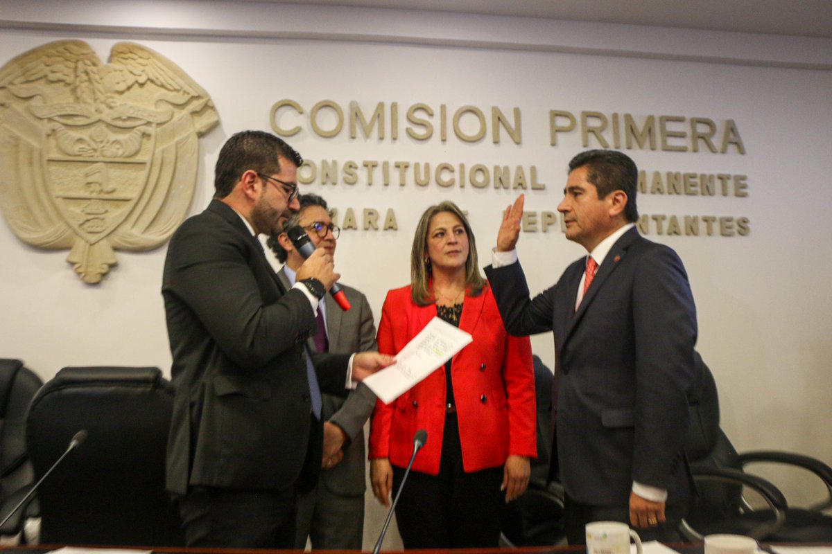 OscarSanchez10_'s tweet photo. Gracias a Dios, al @PartidoLiberal y a todas las bancadas de la Comisión Primera por su voto de confianza. Asumimos la presidencia y el reto de llevar los debates con altura, pero sobre todo con consensos, en compañía del vicepresidente @1oscarcampo a quien felicitamos. https://t.co/QMzpgIkvGW
