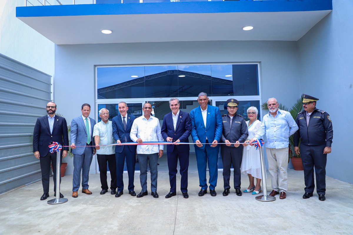PresidenciaRD's tweet photo. El Pdte. @LuisAbinader entregó el moderno edificio que aloja el @IPE_PN, obra que forma parte de la Reforma Educativa Policial; donde se formará y capacitará el talento humano con competencias para el mantenimiento del orden público y el libre ejercicio de los derechos humanos. https://t.co/3xqiiBxKmN