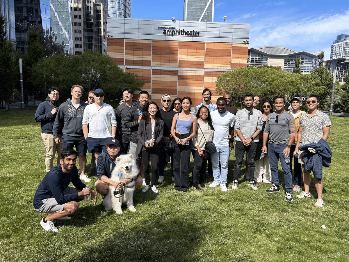 AlexLee611's tweet photo. That's a wrap! A group of @ycombinator founders and operators came thru Salesforce Park this weekend to play with Mochi 🐶

@truewindai ⛵ we're all about supporting founders and amplifying startups. One way we want to do that is by organizing casual get togethers throughout the best tech city in the world

No more stiff happy hours or dinners. We're in California! We're gonna get out to a park with a football, frisbee, enjoy good pastries 🥐 and play with Mochi 💛

Thanks to my friends and co-organizers at Plane and @contour_ai 💯