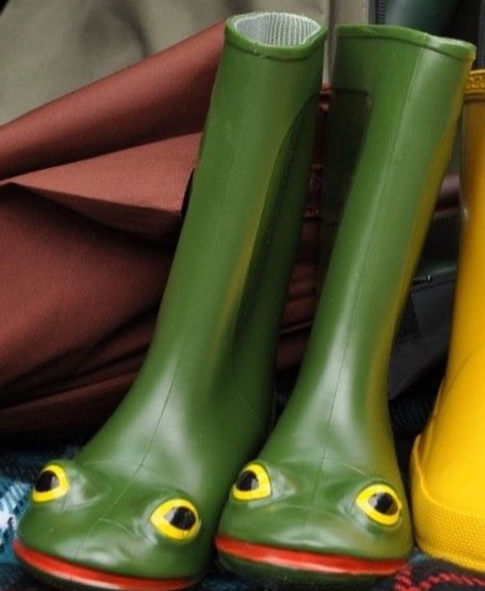 Childrens Wellies in the 90s summed up right here 👇 🐸 
#90s