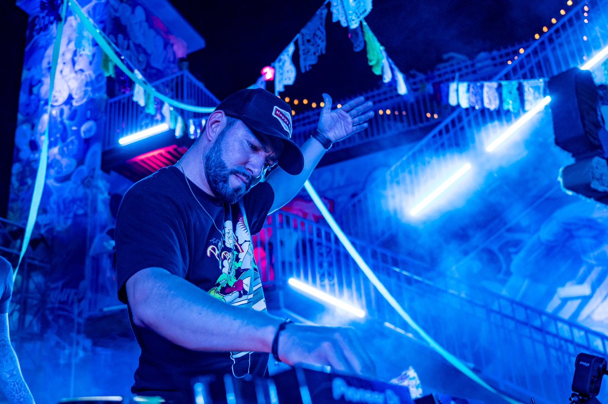 TIME OF OUR LIVES 💫

Gianni Blu y Bajo Mundo aguantaron el calor con algo de calor propio. Ya estoy deseando que llegue el siguiente. ¿Quién quiere ver Bajo Mundo con más frecuencia? 😈

WEALLSCREAM.COM

📸: <a href="/brightlightda/">BrightLightDA</a>