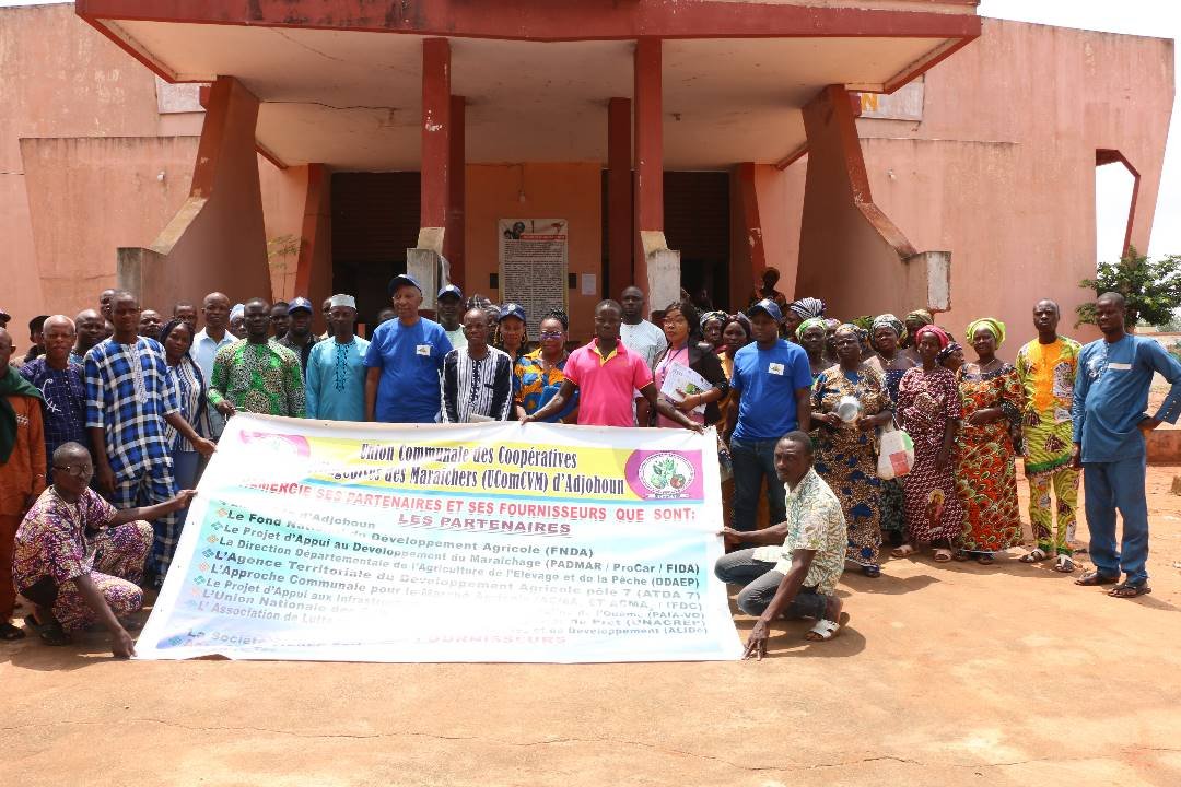 UNBenin's tweet photo. #SupervisionPadmar2023
#Adjohoun,1ère commune de production du piment a été impactée. Une coopérative de maraîchers appuyée par @FIDAfriqueOuest, @gouvbenin avec l'amélioration du commerce grâce au système de ventes groupées, #PADMAR. Le chiffre d'affaires cumulé + de 1 milliard. https://t.co/VQQTB37Qnw