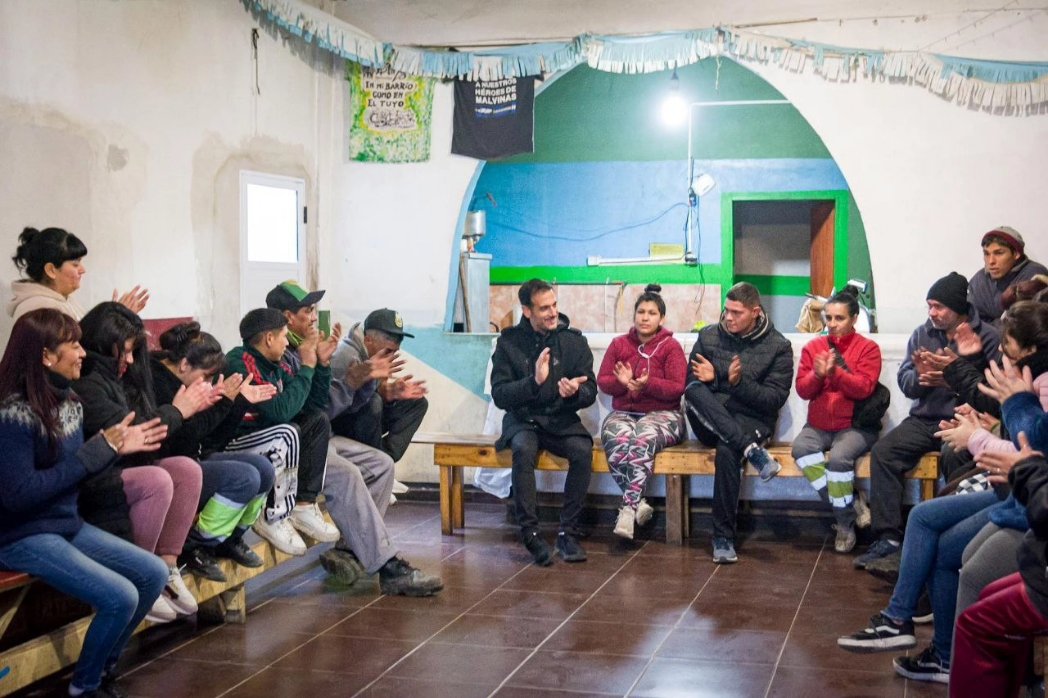 aJulianAlvarez's tweet photo. Esta mañana, junto a compañeros y compañeras, conversamos con los vecinos y vecinas acerca del abandono total del Municipio.

Queremos un gobierno local que piense en todos nuestros barrios y no gobierne solo para el centro.

#LaCiudadQueNosMerecemos https://t.co/z1u3cbzcpi
