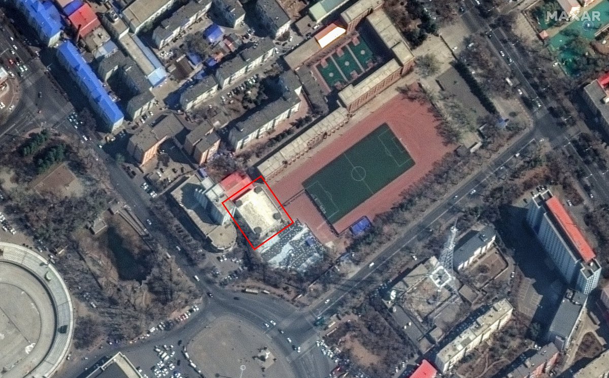 A satellite image from @Maxar captured on July 20, three days before the collapse of a middle school gym in China's Qiqihar city, shows gray tarp on the gym’s roof. It was likely to cover construction material underneath. The image on the right is from April 16. w/ @ckoettl