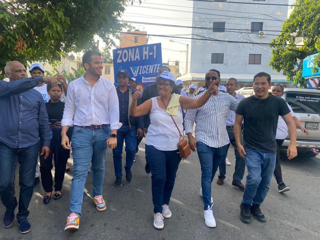 rcavada's tweet photo. Huguito y Vicente Sánchez llevan sus propuestas al Ensanche La Paz 
https://t.co/m9ynHzsTmg
Esta visita marcó el inicio de un diálogo cercano y constructivo con los residentes de la circunscripción Uno. https://t.co/IGOaSGvjQc
