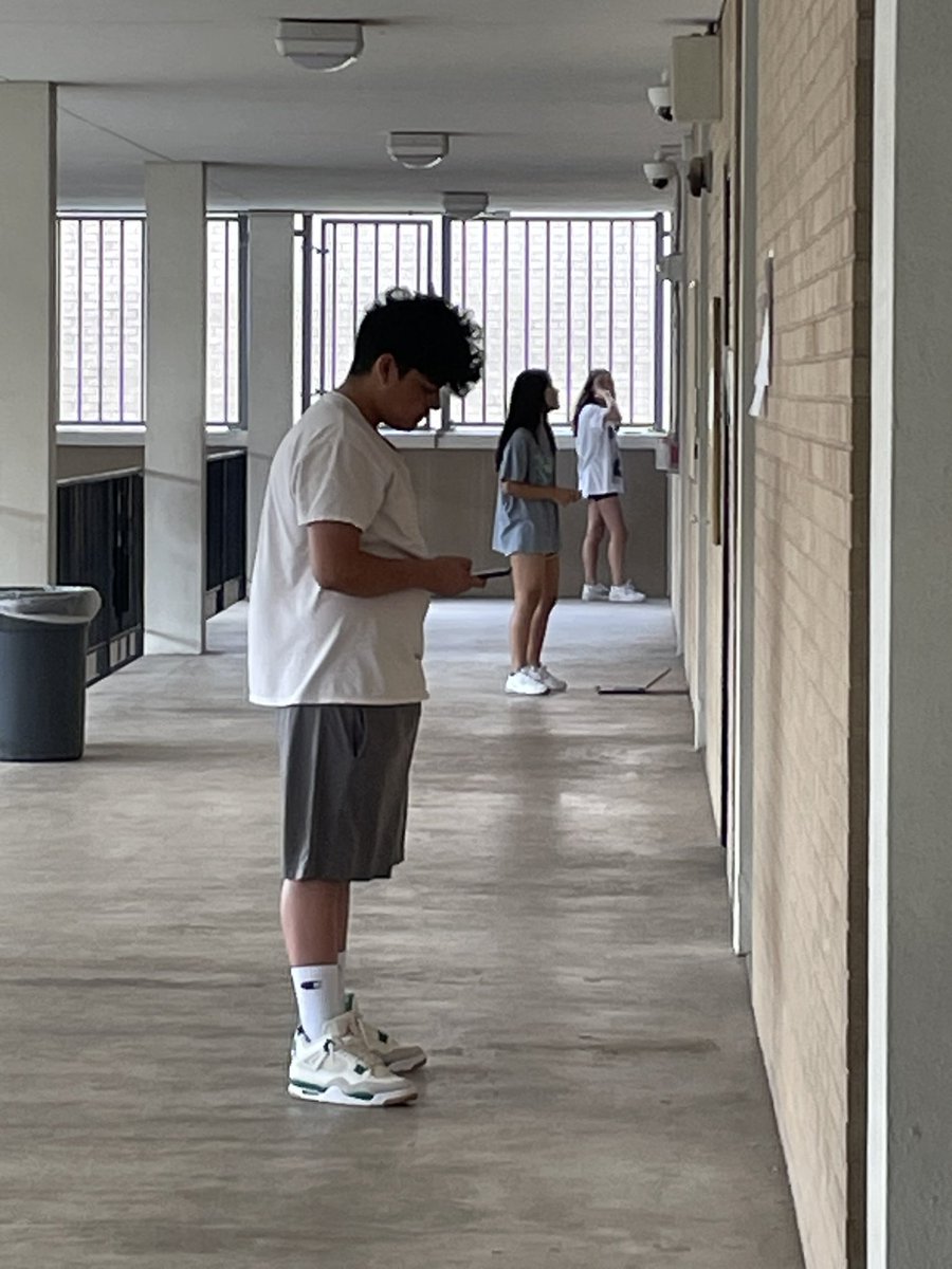 SWHSTigerDebate's tweet photo. @jennifer_blaine @Perez4SBISD @chris_earnest21 @GonzalChris @SBISD @SpringWoodsHigh 
What are SBISD debaters doing this week? Preparing for this coming year! #debateLife https://t.co/VTaUw9GpXs