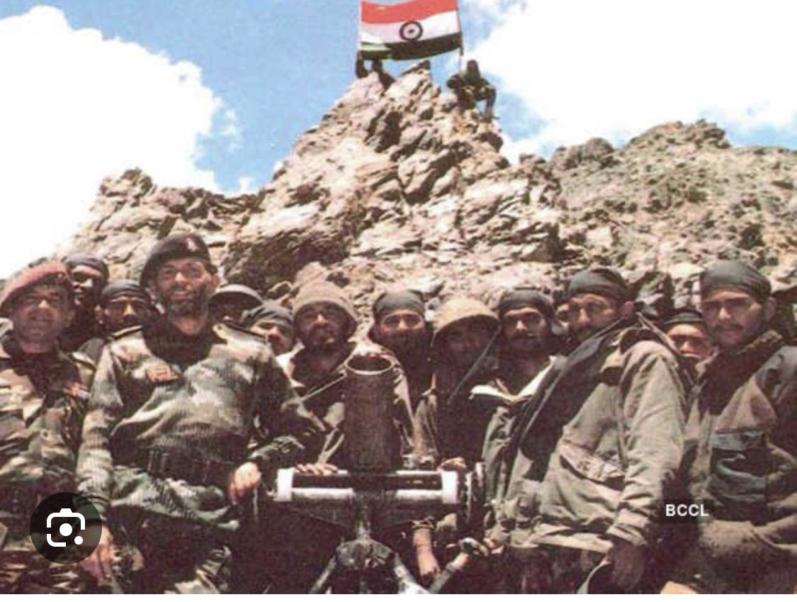 Ptr6Vb's tweet photo. KARGIL VIJAY DEWAS. Let’s pay our homage to the 527 SOLDIERS &amp; AIR WARRIORS who made the supreme sacrifice, achieving the near impossible. Salute to all who fought and achieved an unparalleled victory. Recognise the heroes in the pic. Jai Hind https://t.co/k7BxQ3mlRV