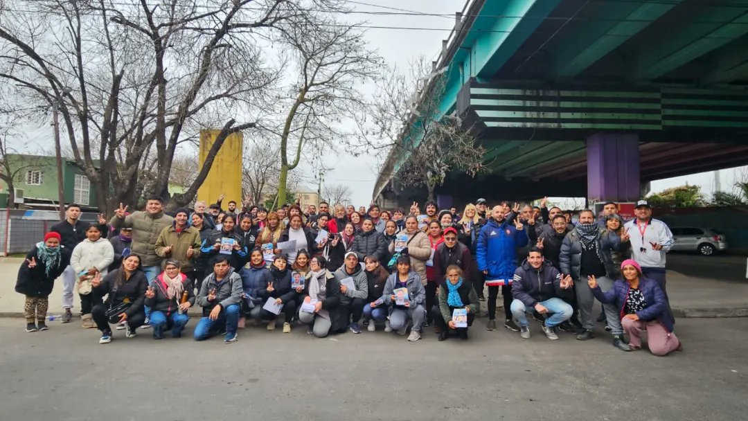 MOPEeviner's tweet photo. HOY Puerta a puerta en Los Piletones #VillaSoldati.  #UnionxLaPatria #DefenderALaPatria #LeandroSantoro #SomosLaAlternativa https://t.co/QfBs6Z6ttA