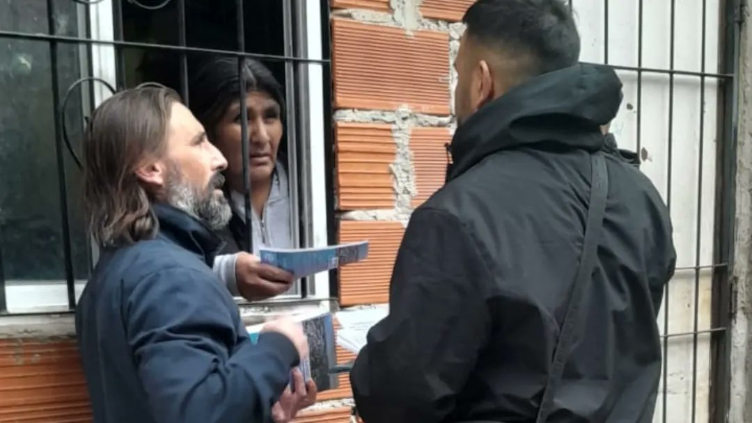 MOPEeviner's tweet photo. HOY Puerta a puerta en Los Piletones #VillaSoldati.  #UnionxLaPatria #DefenderALaPatria #LeandroSantoro #SomosLaAlternativa https://t.co/QfBs6Z6ttA